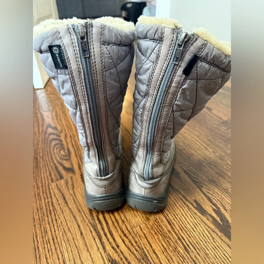 UGG Back Zip Sheepskin Lined Silver Leather Winter Boots‎ Womens Size 8